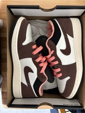 Jordan Air Jordan 1 Low SE GS in Light Chocolate & Crimson Bliss